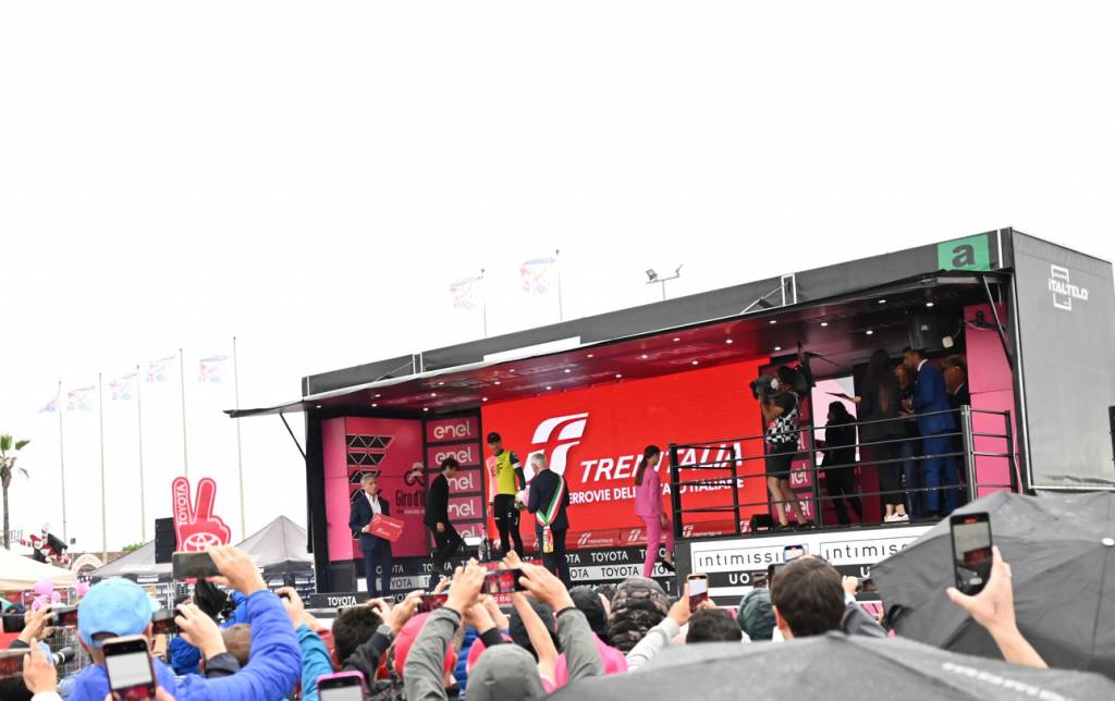 installer scène facilement podium remorque