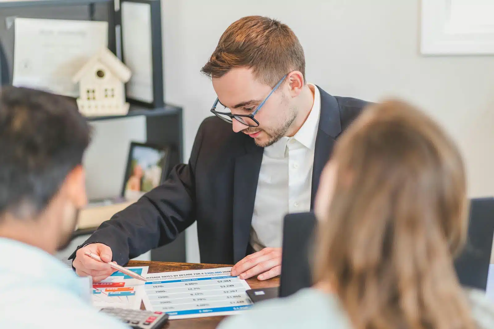 un agent immobilier et ses clients