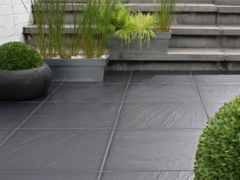Comment choisir le bon carrelage extérieur pour votre terrasse ou jardin