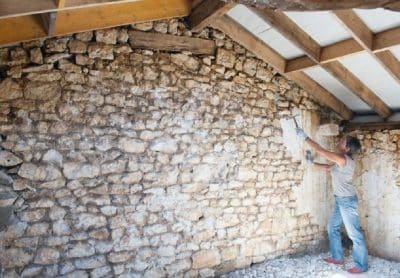 Comment réussir la rénovation de mur en pierre