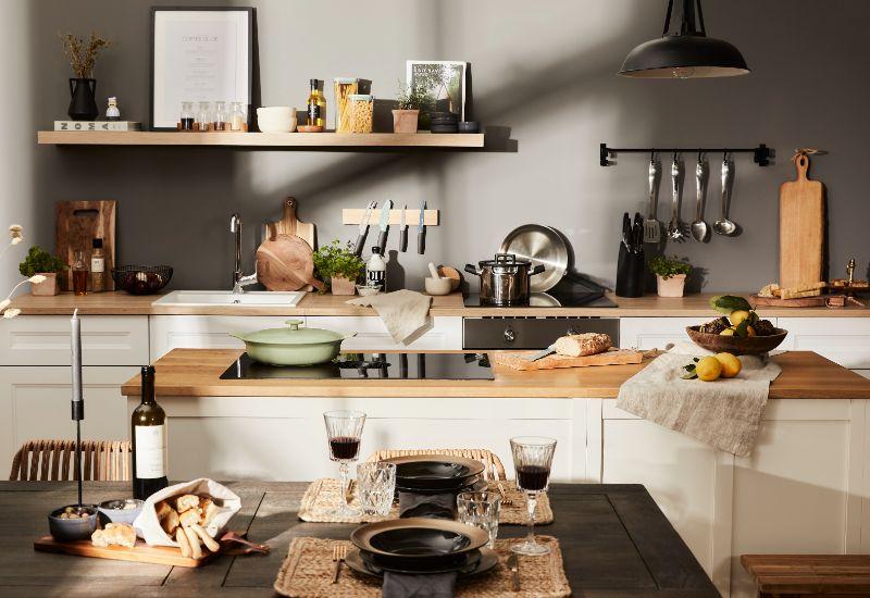 Sublimer sa cuisine avec une décoration moderne en blanc et bois astuces et inspirations