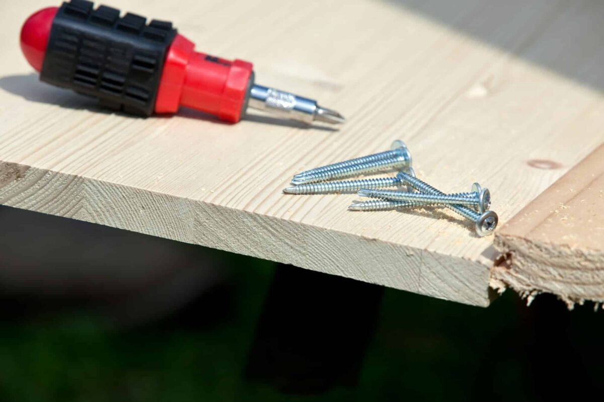 carpentry-screwdriver-screws-and-wood-plan