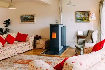 Comment choisir le bon poêle à bois ou à granulés pour votre intérieur