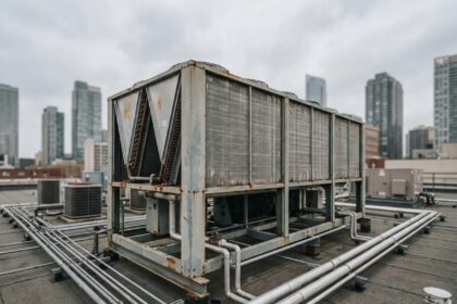 Dry cooler industriel installé sur le toit d'un bâtiment commercial avec échangeurs à ailettes en aluminium et tuyauterie HVAC