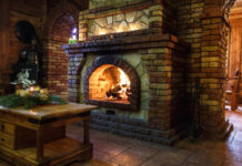 La cheminée ancienne en briques : charme et authenticité au cœur de votre intérieur La cheminée ancienne en briques : charme et authenticité au cœur de votre intérieur