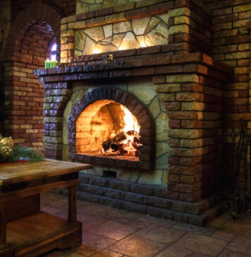 La cheminée ancienne en briques : charme et authenticité au cœur de votre intérieur La cheminée ancienne en briques : charme et authenticité au cœur de votre intérieur