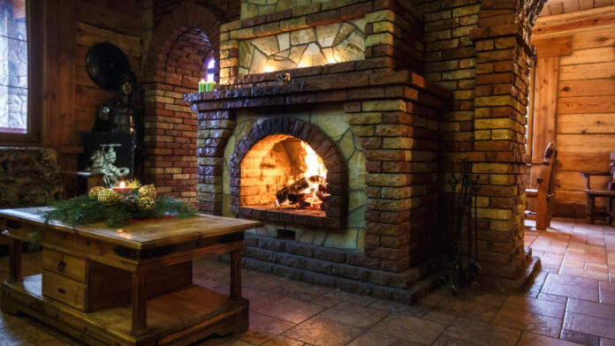 La cheminée ancienne en briques : charme et authenticité au cœur de votre intérieur