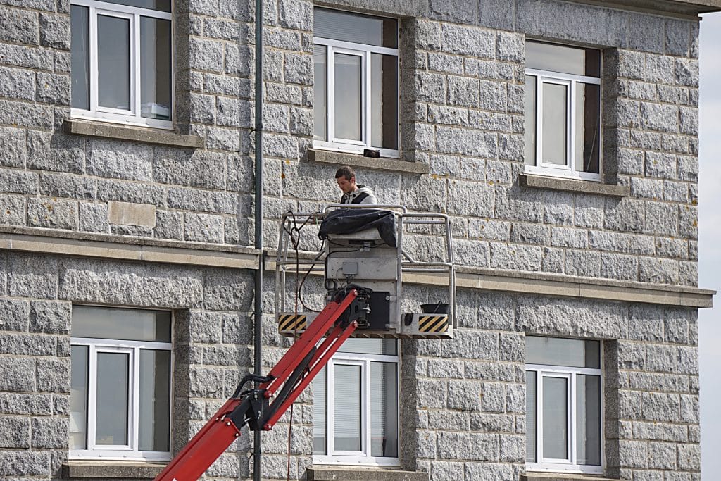 Un homme sur une nacelle rouge