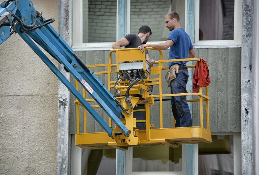 Deux hommes sur une nacelle