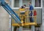Deux hommes sur une nacelle