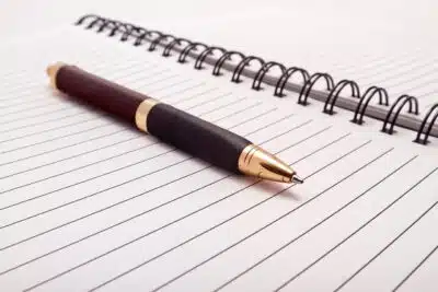 stylo et bloc notes