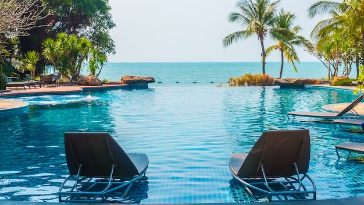 Piscine lagon à débordement : l’alliance du luxe et de la détente pour un extérieur d’exception