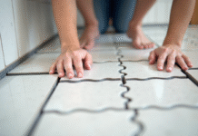 Installation de carrelage pvc click sur sol de salle de bain