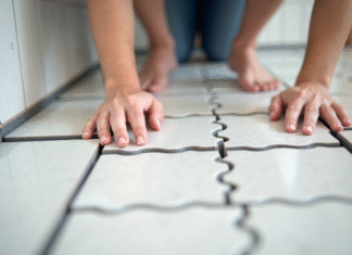 Installation de carrelage pvc click sur sol de salle de bain