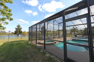 Un abri de piscine véranda pour profiter de la piscine toute l’année