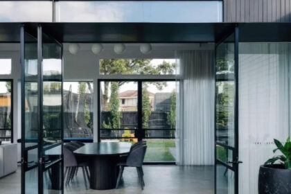 Véranda en acier style atelier : une invitation au charme industriel !