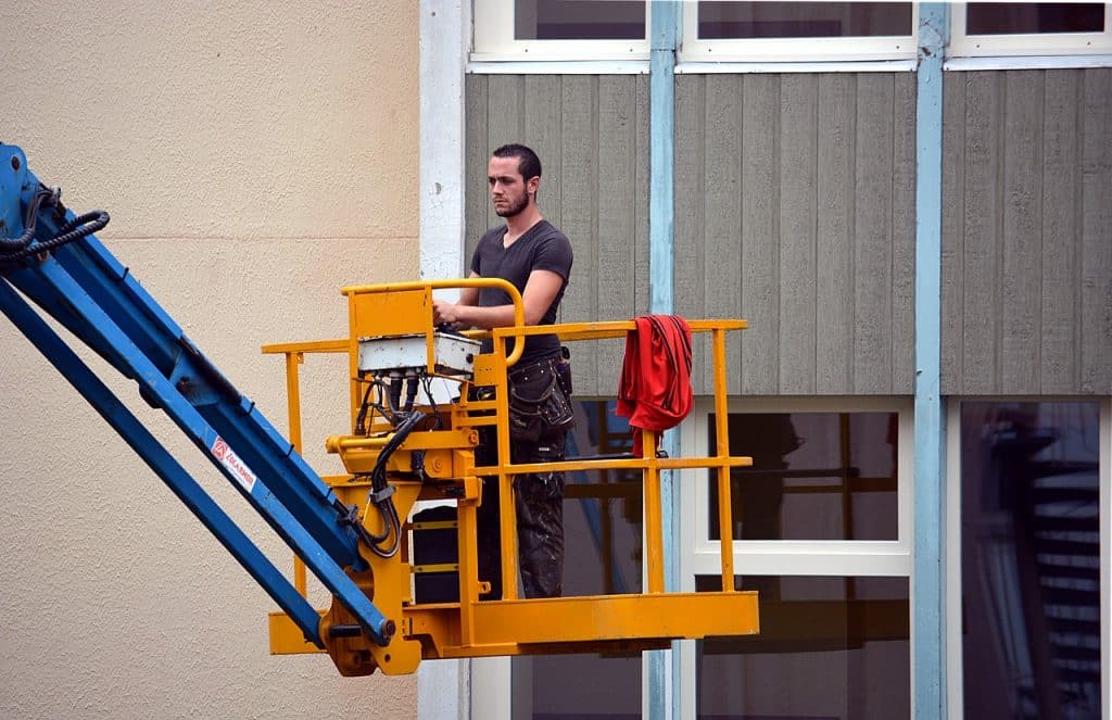 Un homme sur une nacelle